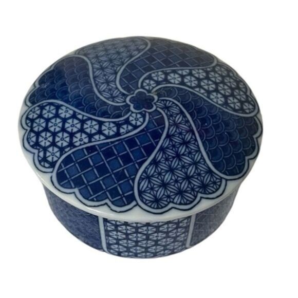 Vintage Other - Sometsuke Japanese Porcelain Box
Cobalt Transfer Ware Takahashi blue and white